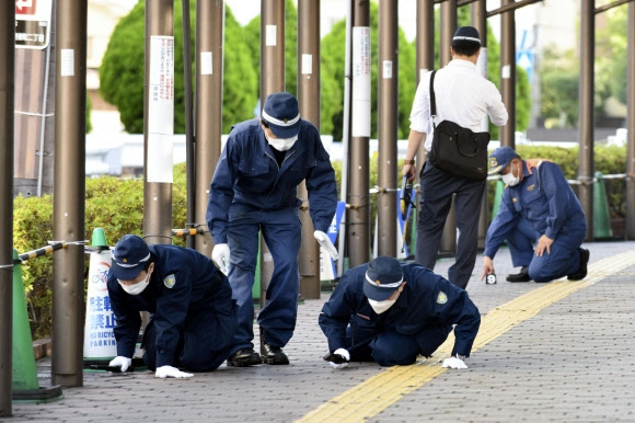 일본 경찰은 13일 오전 5시경부터 감식 조사원 약 50명을 투입해 총격 사건이 벌어진 나라시(市) 도로 현장을 봉쇄하고 현장 검증을 실시했다. 사진=교도통신 AP 연합뉴스