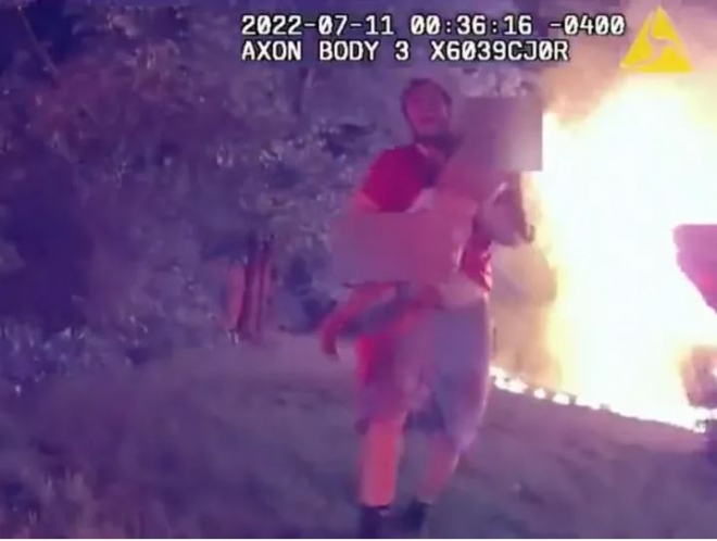 미국 인디애나주 라피엣시의 피자 배달원 니콜라스 보스틱이 불타오르는 주택에서 아이를 구조해 탈출하고 있다. 라피엣 경찰 제공 동영상 화면 캡처