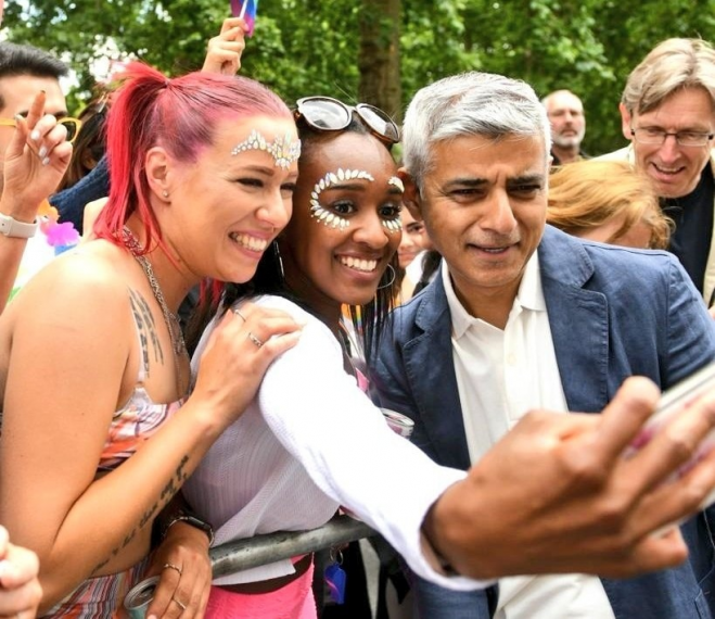 사다크 칸 런던 시장이 지난 2일(현지시간) ‘런던 프라이드 퍼레이드’에서 축제 참가자들과 함께 인증샷을 찍고 있다. 그는 2016년 무슬림으로는 처음 런던시장에 당선돼 2021년 재선에 성공했다. 칸 시장은 이 사진을 페이스북에 올리며 “런던에서는 당신이 되고 싶은 사람이 될 수 있고, 당신이 사랑하고 싶은 사람을 사랑할 수 있다”는 글을 달았다. 칸 시장 페이스북 캡처 