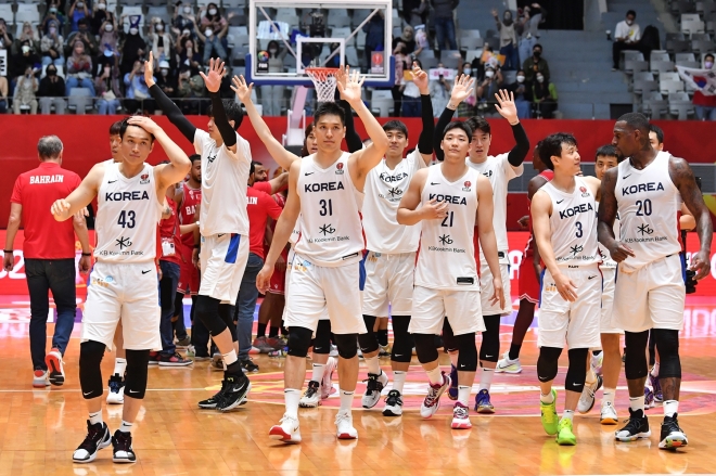 한국 남자농구 대표팀이 16일(한국시간) 인도네시아 자카르타에서 열린 ‘2022 국제농구연맹 아시아컵’ 조별 예선 마지막 바레인전을 78-73으로 승리하고 관중들에게 인사하고 있다. 대한민국농구협회 제공