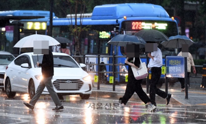 비가 내린 13일 서울 광화문사거리 인근에서 시민들이 우산을 쓰고 걸어가고 있다. 2022.07.13 박윤슬 기자