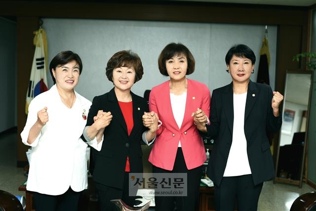 왼쪽부터 박양희 경기 연천군의회 의원, 심상금 의장, 김미경 부의장, 배두영 의원.