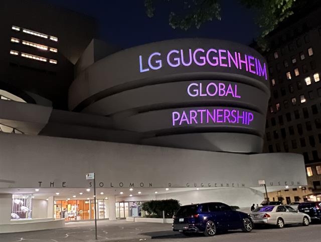 미국 뉴욕 구겐하임 뮤지엄 외관에 LG와 구겐하임의 글로벌 파트너십을 알리는 광고가 송출되고 있다. LG 제공