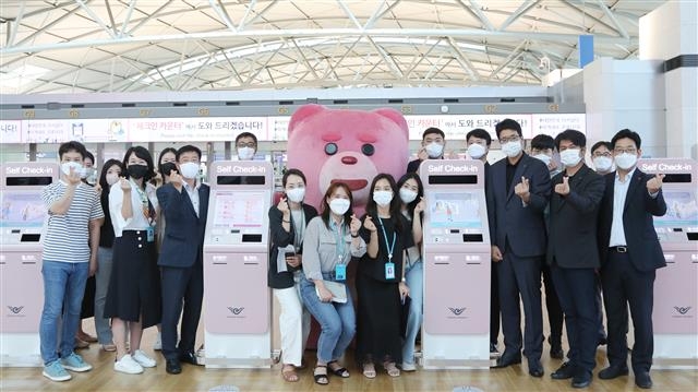 롯데홈쇼핑이 인천공항공사와 업무협약을 체결해 인천국제공항 내 210대의 셀프 체크인 키오스크에서 자체 캐릭터 ‘벨리곰’을 활용한 마케팅을 진행하고 있다. 롯데홈쇼핑 제공