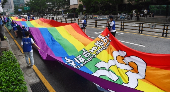 지난 16일 서울퀴어퍼레이드에서 참가자들이 성소수자를 의미하는 6색 무지개 깃발을 들고 행진하고 있다. 안주영 전문기자
