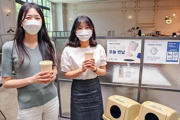 동아쏘시오홀딩스는 사내 카페에서 직원들에게 다회용 컵을 제공해 탄소 저감에 일조하고 있다. 동아쏘시오홀딩스 제공