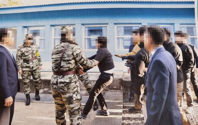 통일부가 공개한 2019년 11월 탈북어민 북송 당시 사진. 통일부는 통상 판문점에서 북한 주민 송환시 기록 차원에서 사진을 촬영해 왔으며, 국회 요구 자료로 제출한 사진을 공개했다고 밝혔다. 통일부 제공
