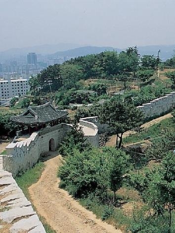 동래부사 정언섭이 1731년 개축한 동래읍성. 현재도 개축당시 모습을 유지하며 부산시 기념물 5호로 지정됐다. 부산시 제공