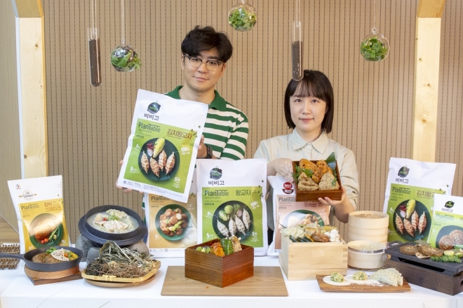 CJ제일제당 관계자가 100% 식물성 식품 브랜드 ‘플랜테이블’의 김치왕교자와 주먹밥 제품을 소개하고 있다. CJ제일제당 제공