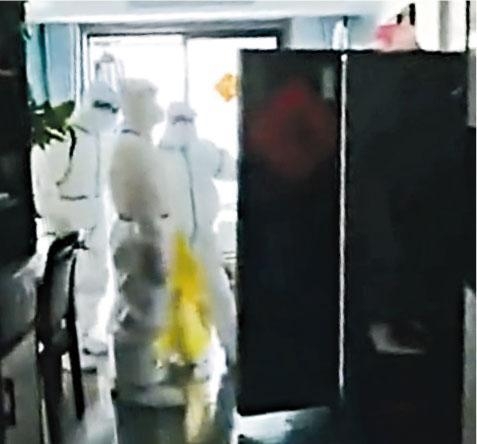 중국 방역요원들이 가정집에 들어와 냉장고를 소독하는 모습. 홍콩 명보 캡처