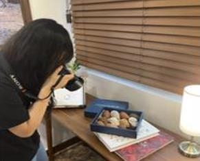 지난해 ‘대학생 골목상권 마케터즈’에 참여한 대학생이 지역 소상공인 점포의 메뉴판을 제작하기 위해 촬영을 하는 모습. 부산시 제공