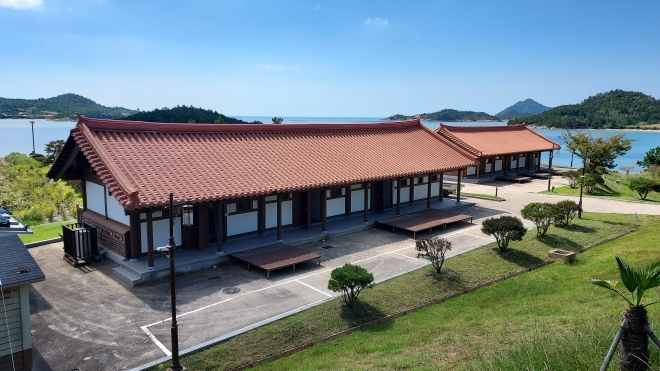 전라남도는 김대중 전 대통령의 생가를 찾는 관광객들을 위해 건립한 ‘인동초의 집’을 정비, 25일 재개장에 들어간다고 밝혔다.