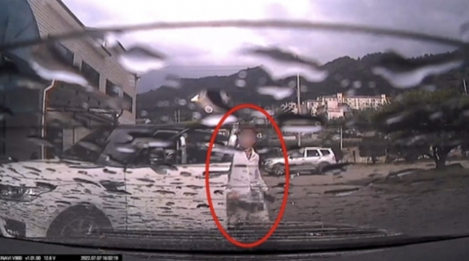 차량 블랙박스 영상에 찍힌 피의자의 모습. 독자 제공 연합뉴스  