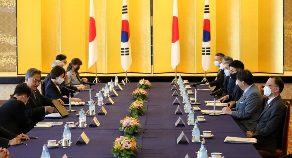 박진(왼쪽 두 번째) 외교부 장관이 18일 일본 도쿄 미나토구에 있는 외무성 이쿠라공관에서 하야시 요시마사(오른쪽 두 번째) 일본 외무상과 회담 준비를 하고 있다. 도쿄 연합뉴스
