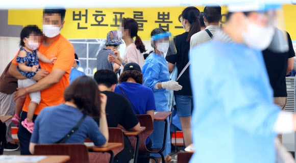 선별진료소 찾은 시민들 코로나19가 재확산하고 있는 18일 오전 서울 강남구보건소에 설치된 임시선별진료소를 찾은 시민들이 검사 순서를 기다리고 있다. 2022.7.18 연합뉴스