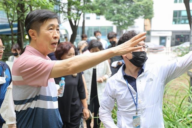 전성수(맨 왼쪽) 서초구청장이 지난 6일 ‘찾아가는 전성수다’ 행사에서 남부터미널역을 찾아 주민들과 이야기를 하고 있다. 서초구 제공