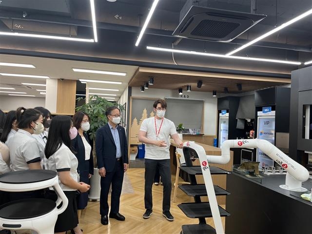 유성훈(오른쪽 두 번째) 금천구청장과 서울매그넷고 학생들이 지난 14일 ㈜티오더에서 관련 제품에 대한 설명을 듣고 있다. 금천구 제공