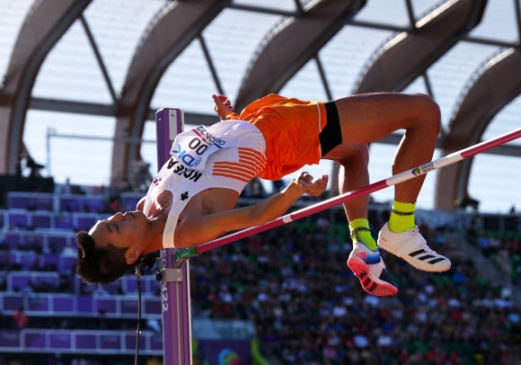 18일(현지시간) 미국 오리건주 유진에 있는 헤이워드 필드에서 열린 2022 세계육상선수권대회 남자 높이뛰기 결승전에서 우상혁이 도약해 바를 넘고 있다. <br>로이터 연합뉴스