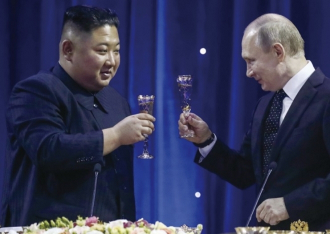 2019년 4월 25일 러시아를 방문한 김정은이 블라디미르 푸틴 러시아 대통령과 건배를 하고 있다. 연합뉴스