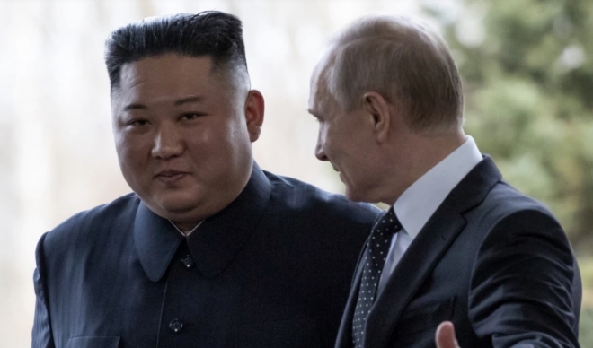 블라디미르 푸틴 러시아 대통령과 김정은(왼쪽) 북한 국무위원장이 지난 2019년 4월 블라디보스토크에서 회담했다. AP 연합뉴스