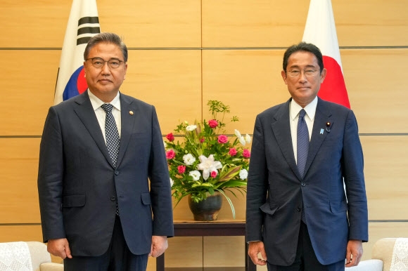 박진(왼쪽) 외교부 장관이 19일 일본 도쿄 총리 관저에서 기시다 후미오 일본 총리와 기념 촬영을 하고 있다. 외교부 제공