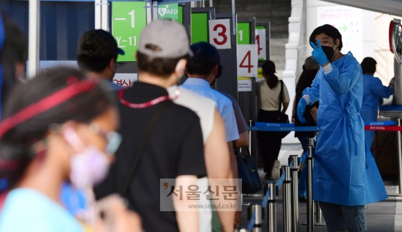 19일 서울 용산구 보건소 선별진료소에서 코로나검사를 받으려는 시민들을 줄을 서서 대기하고 있다. 2022.07.19 정연호 기자