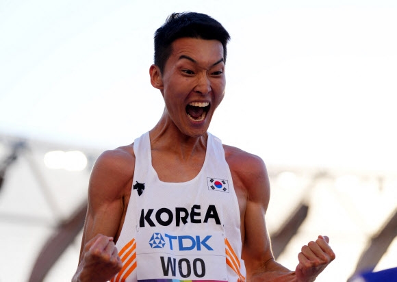 한국 남자 육상의 희망으로 떠오른 우상혁이 19일(한국시간) 미국 유진 헤이워드 필드에서 열린 세계육상선수권 남자 높이뛰기 결선에서 2m35의 바를 넘은 뒤 환호하고 있다. 유진 로이터 연합뉴스