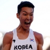 ‘짝발’로 날아올라, 한국 육상 새 역사 넘었다
