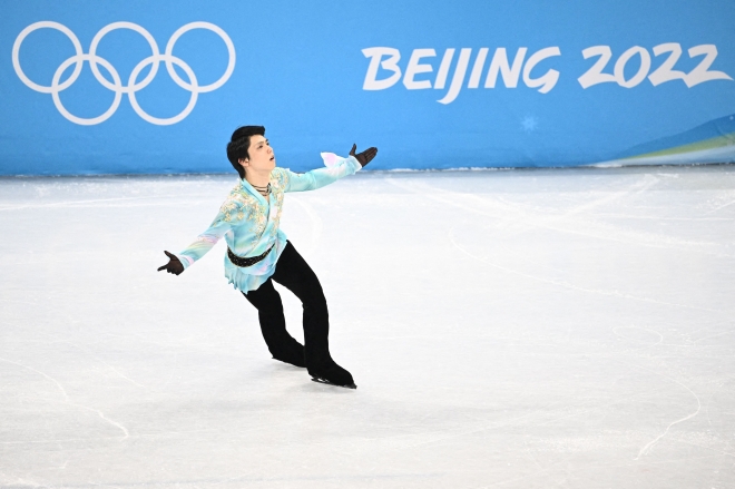 사진은 하뉴 유즈루가 지난 2월 10일 ‘2022 베이징 동계올림픽’ 피겨스케이팅 종목 경기에서 은반 위를 달리며 연기를 펼치고 있는 모습. AFP 연합뉴스