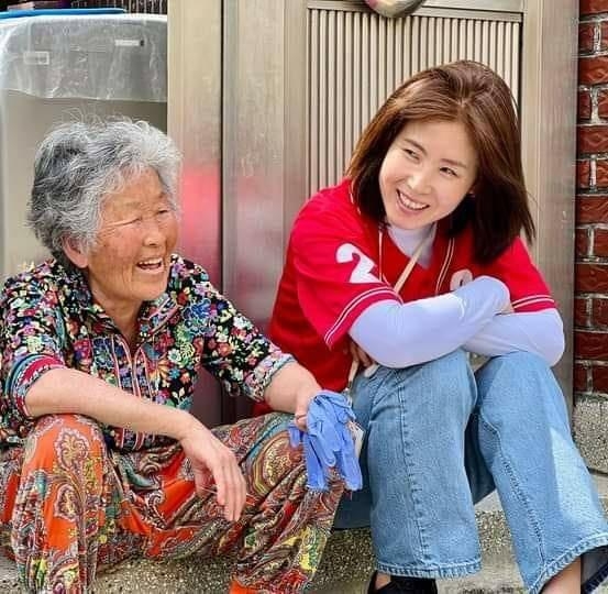 김미애 의원이 지역구인 부산 해운대의 한 전통시장을 돌다 한 상인과 나란히 앉아 두런두런 얘기를 나누고 있다. 김 의원 페이스북