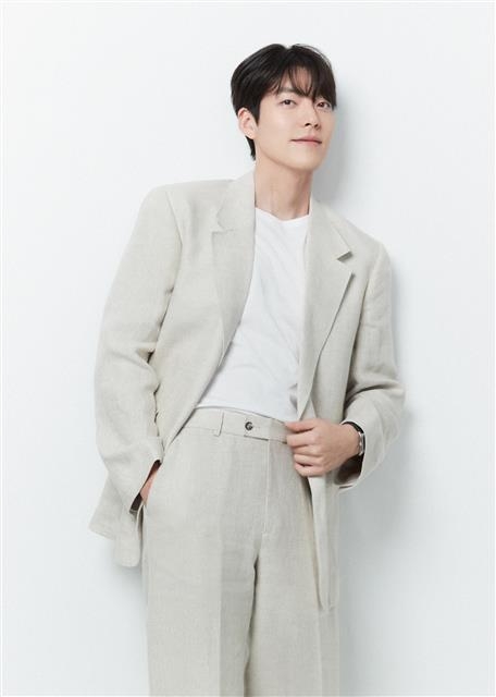 20일 개봉하는 영화 ‘외계+인’을 통해 SF 장르에 처음 도전한 배우 김우빈은 “대부분 감독님의 생각에 덧붙여서 캐릭터를 만들었는데 제 상상보다 컴퓨터그래픽(CG)이 더 잘 구현된 것 같다”면서 “최대한 영화에 대한 정보 없이 머리를 비우고 편안한 마음으로 봐 달라”고 당부했다. 에이엠엔터테인먼트 제공