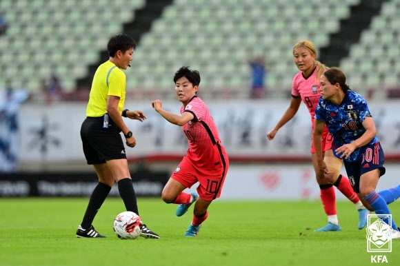 한국 여자축구 대표팀 지소연(왼쪽 두 번째)이 19일 일본 이바라키현 가시마스타디움에서 열린 동아시아축구연맹(EAFF) E1 챔피언십 일본전에서 드리블을 하고 있다. 대표팀은 이날 일본에 1-2로 패했다. 대한축구협회 제공
