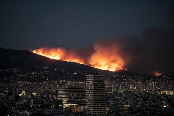 그리스 아테네 북부 펜텔리산에서 대규모 산불이 발생해 인근 주민 수백명에 대피령이 내려졌다. 2022.7.19 신화 연합뉴스
