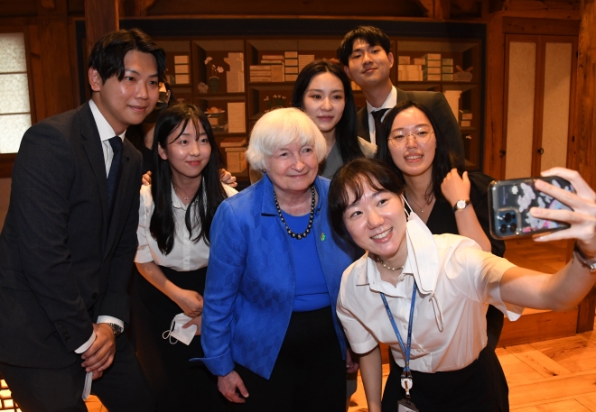 재닛 옐런(왼쪽 세 번째) 미국 재무부 장관이 19일 서울 성북구 한국박물관에서 열린 한미 재무장관회의 공식 만찬 이후 기획재정부 직원들과 셀프카메라로 사진을 찍고 있다. 2022. 07. 19. 기획재정부 제공