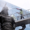 ‘장군님 시원하시죠?’…광화문광장 개장 앞두고 이순신 동상 세척 작업