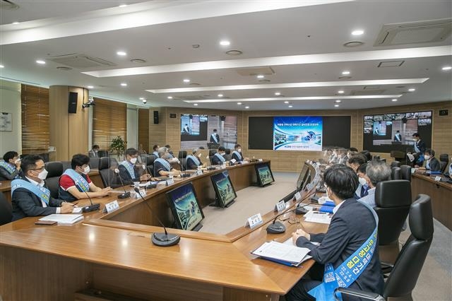 한국남동발전 노사가 지난 4일 무사고·무고장 다짐 선서식을 진행하고 있다. 최근 5년 동안의 설비 고장 사례를 분석하고 발전설비 안정운영 대책을 공유한 행사다. 한국남동발전 제공