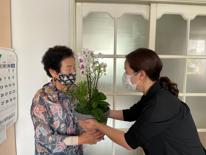 주순선 광양시 부시장이 부임하면서 받은 축하 화분이 관내 혼자사는 어르신들께 반려식물로 전달되고 있다. 