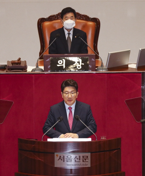 권성동(아래) 국민의힘 대표 직무대행 겸 원내대표가 21일 국회 본회의장에서 교섭단체 대표연설을 하고 있다. 권 직무대행은 “새로운 국정 방향은 당파적 이익이 아니라 오직 민생이 돼야 한다”고 강조했다. 김명국 기자