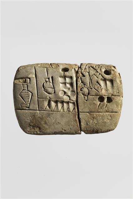 인류 최초의 문자가 발견된 메소포타미아 문명은 아다드-슈마-우쭈르의 명문 벽돌, 구데아왕의 상, 맥아와 보릿가루 수령 내역을 적은 장부(사진) 등 다양한 곳에 문자 기록을 남겼다. 국립중앙박물관 제공