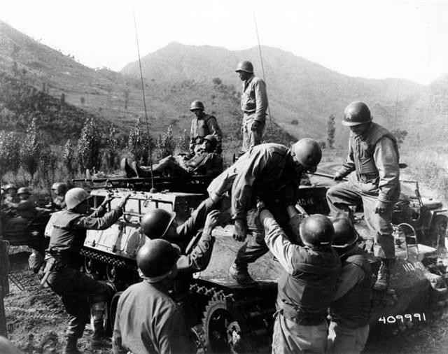 6·25전쟁 당시 미국 육군이동외과병원(MASH)으로 이동하기 위해 차량에 오르는 부상병들. 메멘토 제공