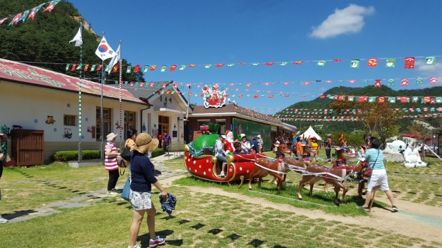 2019년 여름 산타마을을 찾은 관광객들이 다양한 체험을 즐기고 있다. 봉화군 제공