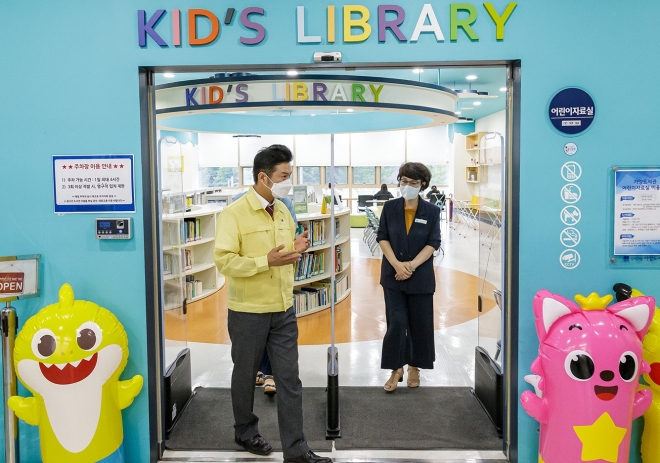 김태우 서울 강서구청장이 22일 오전 가양구립도서관 내 어린이도서관을 찾아 관계자에게 도서관 내부시설 현황에 대해 질문하고 있다. 강서구 제공