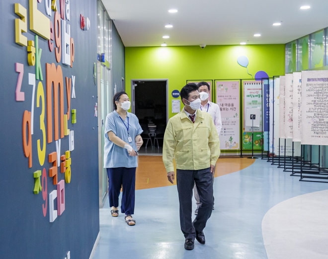 김태우 서울 강서구청장이 22일 오전 가양구립도서관 내 어린이도서관을 찾아 시설 현황을 둘러보고 있다. 강서구 제공