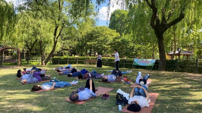 지난달 서울 용산구 용산가족공원에서 고령 1인 가구를 대상으로 ‘소풍가기 좋은 날’ 행사가 열린 모습. 용산구 제공