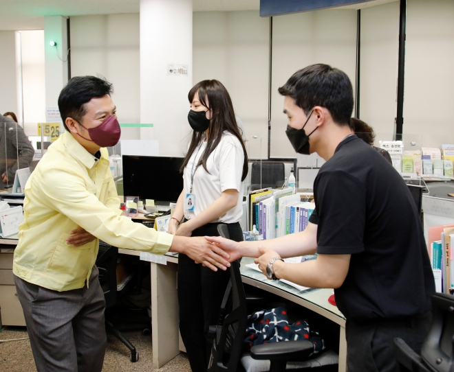 김태우(왼쪽) 서울 강서구청장이 관내 동 주민센터를 찾아 직원들을 격려하고 있다. 강서구 제공