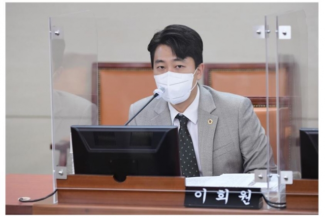 서울시의회 교육위원회 이희원 의원이 제311회 임시회 교육위원회 제1차 회의에서 질의하고 있다.