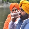 [나우뉴스] “강물 그냥 마셔도 안전해” 벌컥 들이킨 인도 정치인 병원 입원