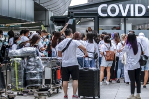 주말 확진자, 거리두기 해제 전 원위치… 요양병원 대면 면회 중단