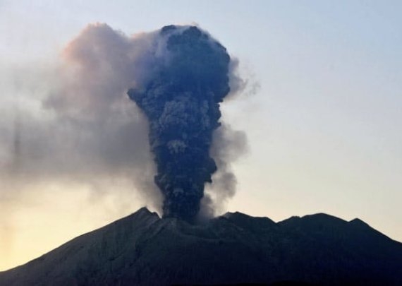 일본 규슈 남부 가고시마현 가고시마시의 화산섬 사쿠라지마가 24일 오후 8시 5분쯤 분화했다고 현지 방송 NHK가 보도했다. 연합뉴스