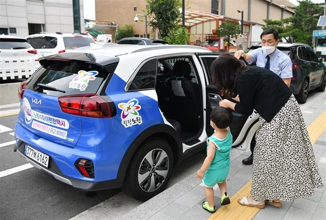 서울 노원구에서 한 주민이 자녀와 함께 ‘아이 편한 택시’를 이용하고 있다. 노원구 제공